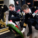 23. mai: Kronprins Haakon og Kronprins Frederik av Danmark legger ned krans ved Kong Christian Frederiks grav i Roskilde domkirke. Foto: Keld Navntoft, Scanpix 2014